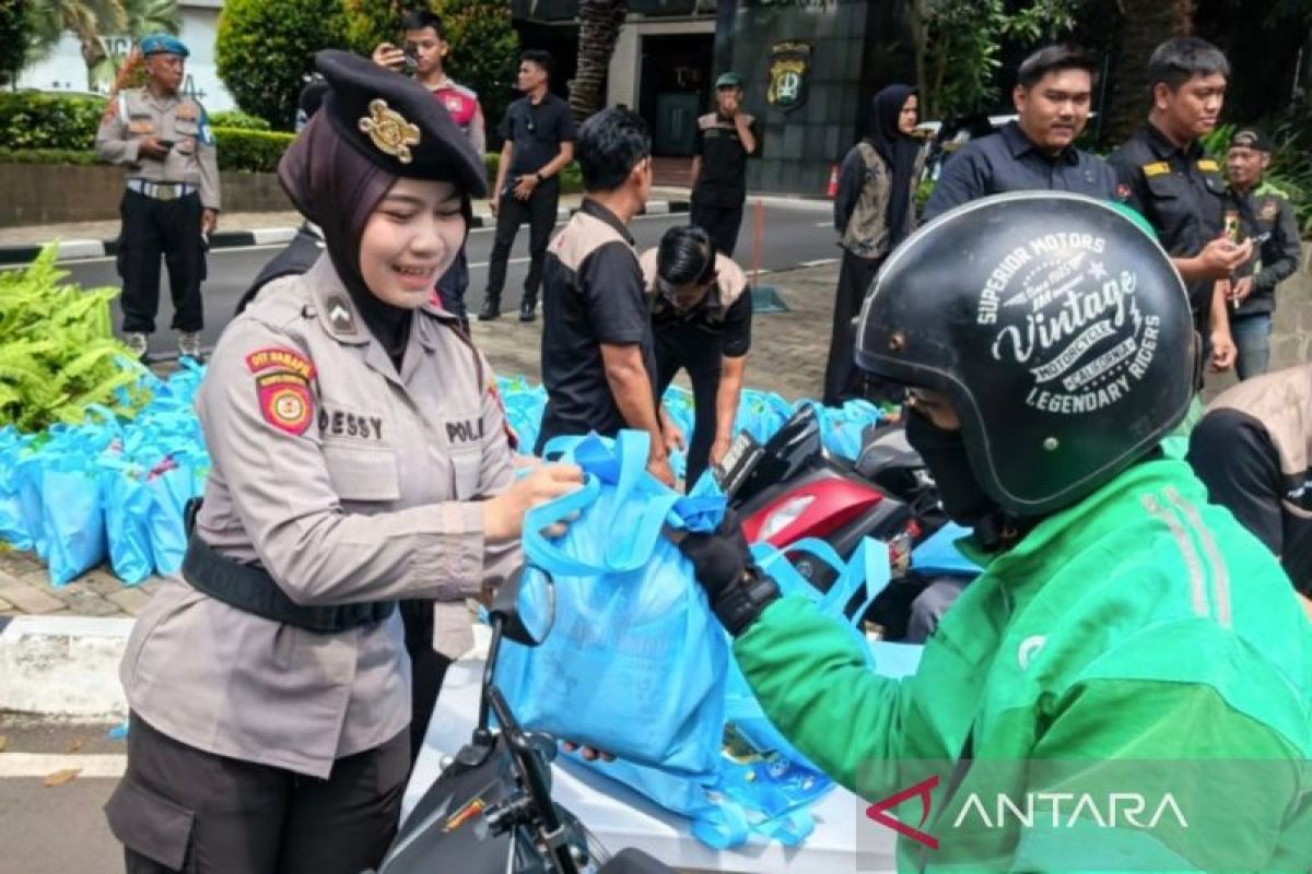 Kebijakan Baru: Jumat Peduli, Polda Metro Jaya bagikan sembako ke ojol dan buruh