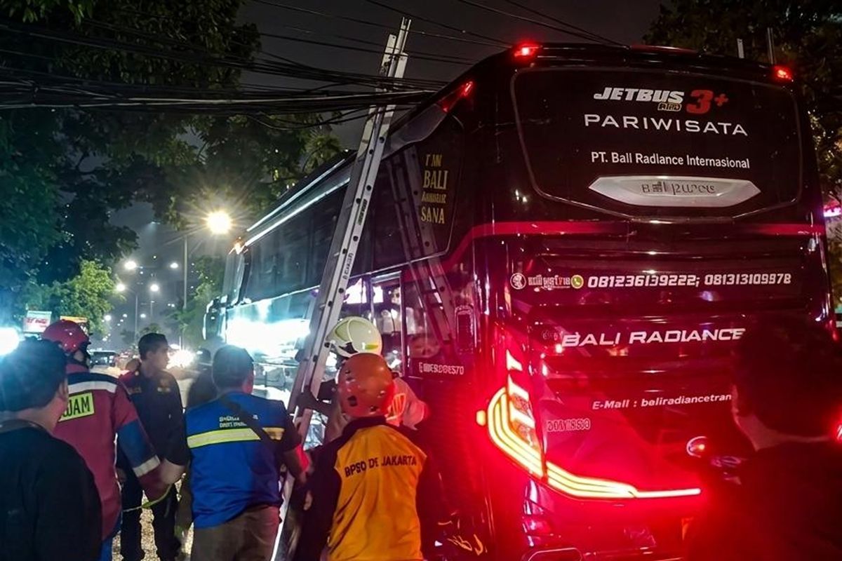 Kebijakan Baru: Bina Marga DKI ganti tiang optik yang roboh di Tamansari