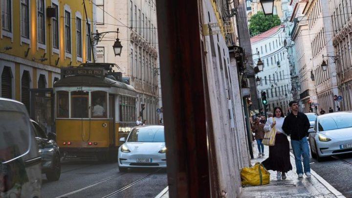Trem kuning antik jadi simbol ikonis Kota Lisabon – Portugal