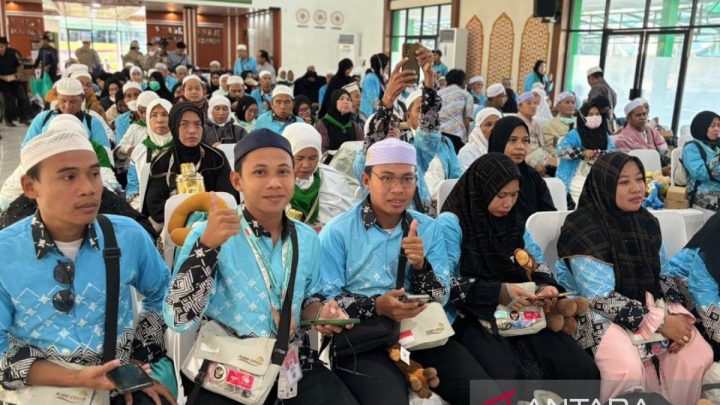 Solution For: 359 haji Kloter 16 Debarkasi Banjarmasin tiba di tanah air