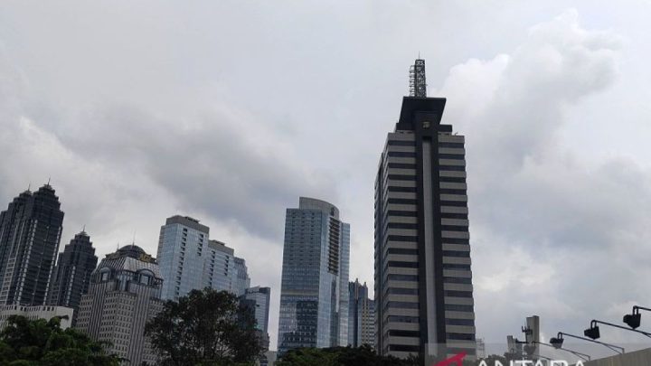 BMKG prakirakan cuaca di Indonesia berawan hingga hujan pada Minggu