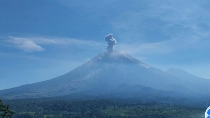 Gunung Semeru erupsi dengan letusan setinggi 900 meter