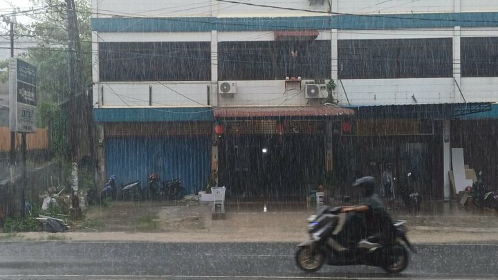 Topics Covered: BMKG: Aktivitas Siklon Mekkhala picu hujan di Pulau Bintan Kepri