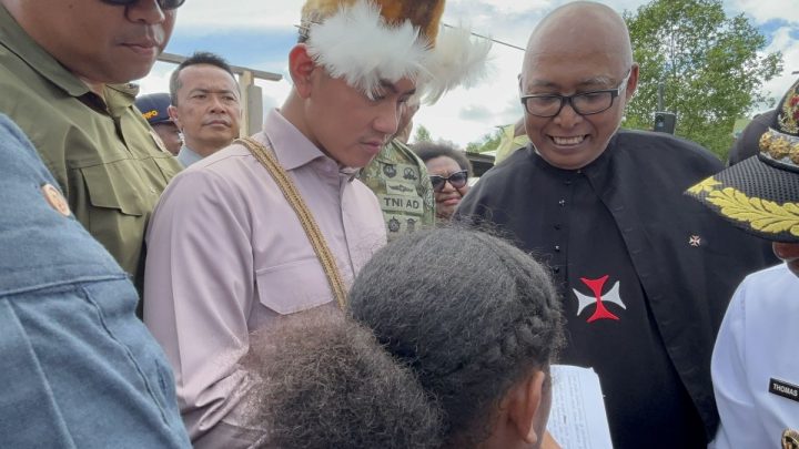 Historic Moment: Kunjungi Asmat, Gibran beri tanda tangan ke anak dan terima aspirasi