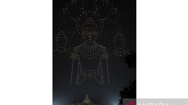 Ratusan drone membentuk formasi perjalanan hidup Siddhartha Gautama di Borobudur