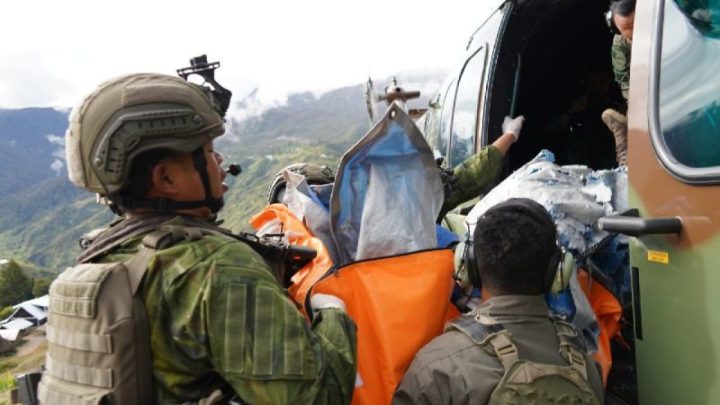 Personel Koops TNI Habema evakuasi jenazah pilot AS ke Timika