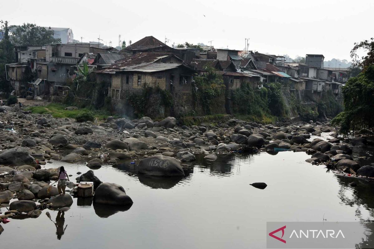 Penampakan air sungai Ciliwung di Bogor saat kemarau