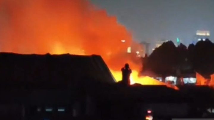 Kebakaran landa permukiman warga di Palmerah Jakbar