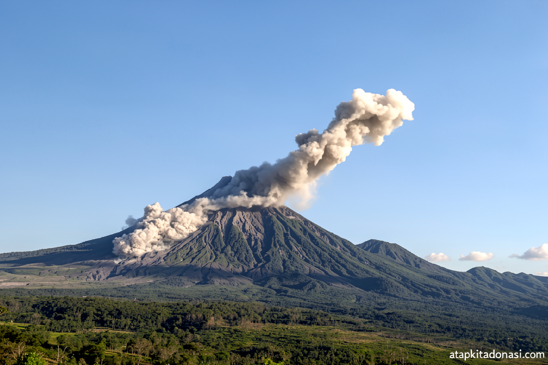 Sabtu, Gunung Semeru erupsi disertai luncuran awan panas sejauh 3,5 km