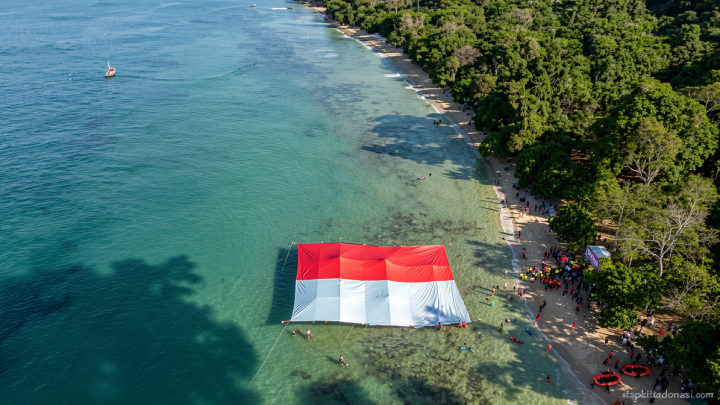 HUT ke-81 RI, Lanal Banten bentangkan Merah Putih raksasa di laut