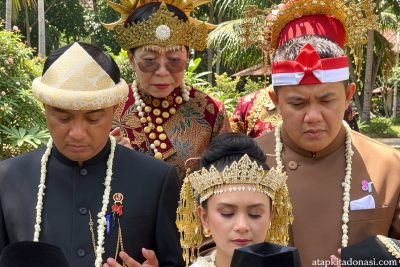 Setelan cokelat Seskab Tedy bawa nuansa tradisional yang kuat