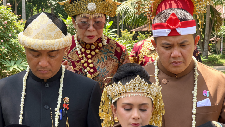 Setelan cokelat Seskab Tedy bawa nuansa tradisional yang kuat