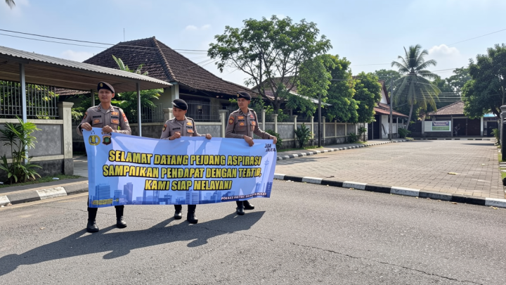 Polisi beri pengamanan aksi ratusan warga di depan Gedung DPR RI