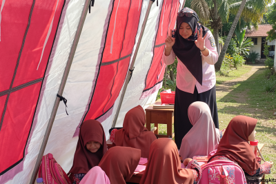 Tiga kelas terbakar, siswa SDN 11 Palu belajar di tenda